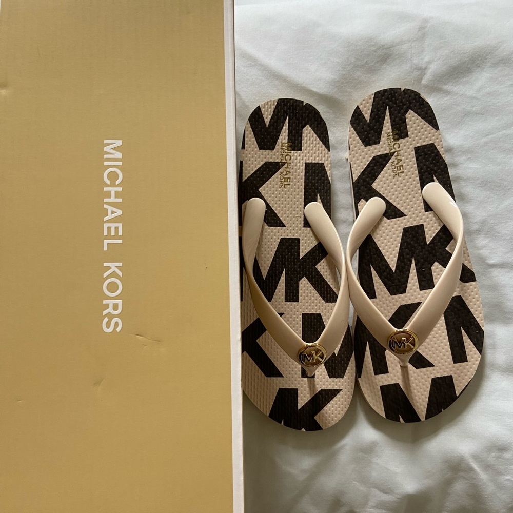 Michael Kors Flip Flops NWB cream color 👡🤍🏷